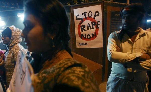 Ινδία: Απαγορεύτηκε ντοκιμαντέρ για τον φονικό ομαδικό βιασμό της φοιτήτριας