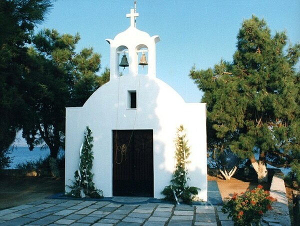 Αντί να κάνετε διακοπές σε Ελληνικό νησί, αγοράστε ένα!