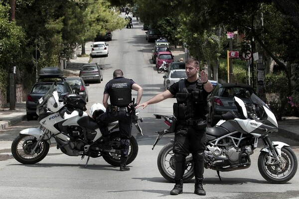 Ο Τσίπρας καταργεί τις σκοπιές αστυνομικών έξω από τις κατοικίες πολιτικών