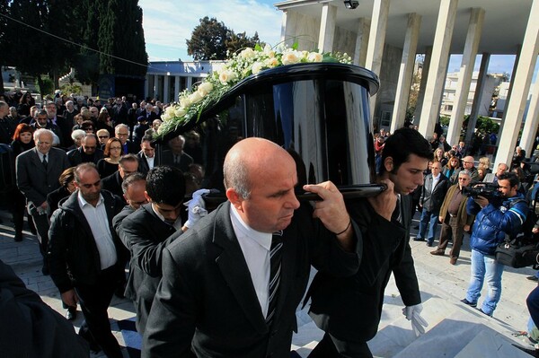 Πλήθος κόσμου στην κηδεία του Μένη Κουμανταρέα