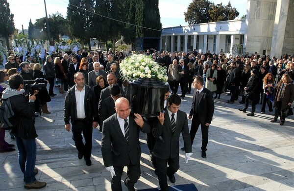 Πλήθος κόσμου στην κηδεία του Μένη Κουμανταρέα