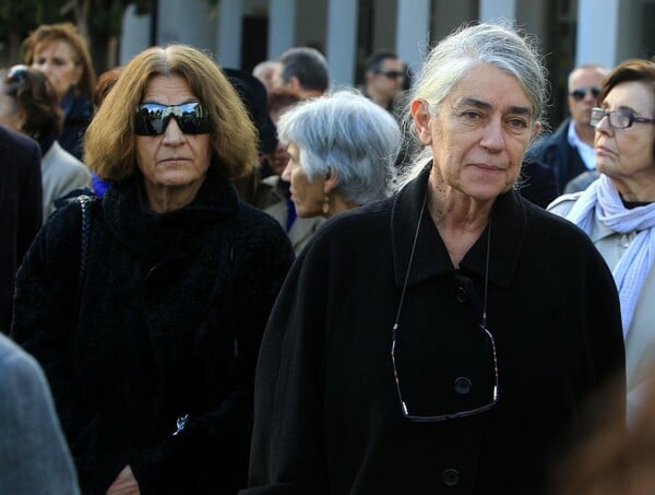 Πλήθος κόσμου στην κηδεία του Μένη Κουμανταρέα