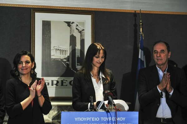 Η Όλγα Κεφαλογιάννη παρέδωσε στην Έλενα Κουντουρά (Φωτογραφίες)