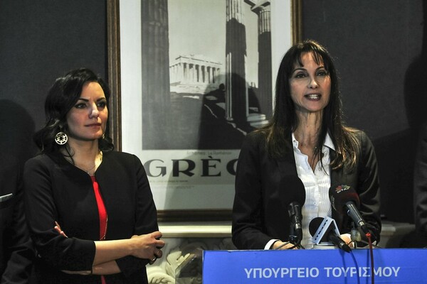 Η Όλγα Κεφαλογιάννη παρέδωσε στην Έλενα Κουντουρά (Φωτογραφίες)