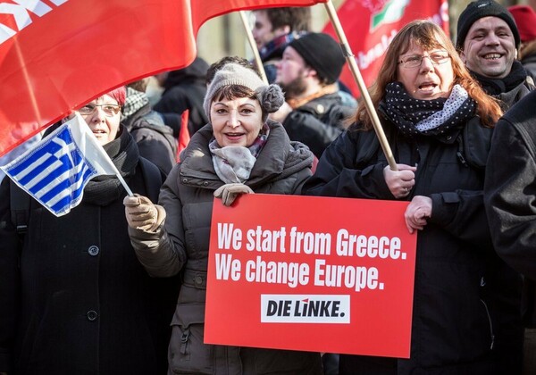 Θερμή υποδοχή στον Βαρουφάκη από Γερμανούς διαδηλωτές