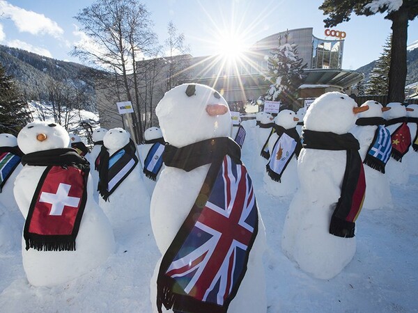 Νταβός: 193 χιονάνθρωποι «υποδέχθηκαν» τους συμμετέχοντες στο Οικονομικό Φόρουμ