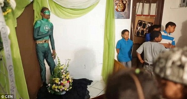 Αγρυπνία νεκρού άντρα ντυμένου ως Green Lantern