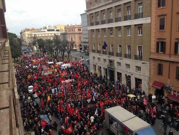 Φωτογραφίες και βίντεο απ' την πορεία υπέρ της Ελλάδας στη Ρώμη