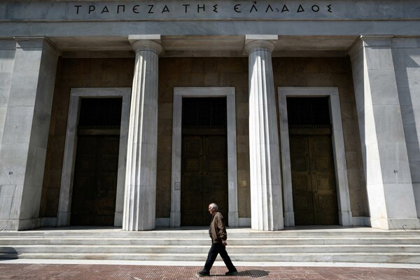 Reuters: 2 δισ. ευρώ δανείστηκαν μέσω ELA τρεις ελληνικές τράπεζες