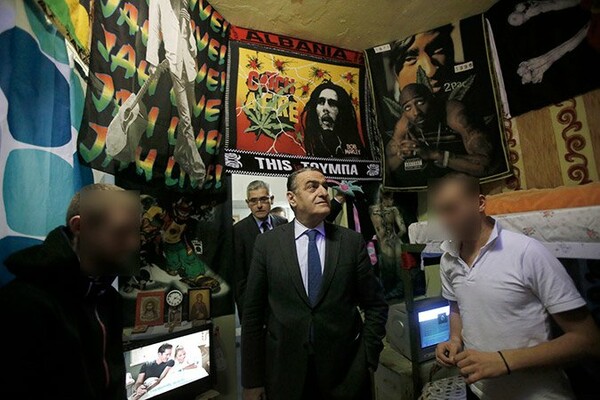 Ο Αθανασίου προβάλει ως «χριστουγεννιάτικο δώρο» το ζεστό νερό στις Φυλακές Ανηλίκων