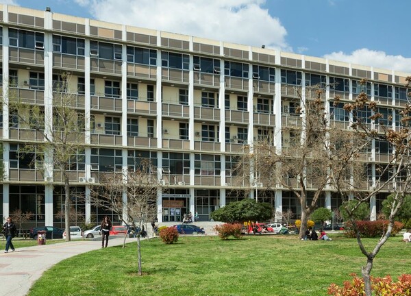 Εφοδος της ΕΛ.ΑΣ. μέσα στο ΑΠΘ. Συνελήφθη 19χρονος που οπλοφορούσε