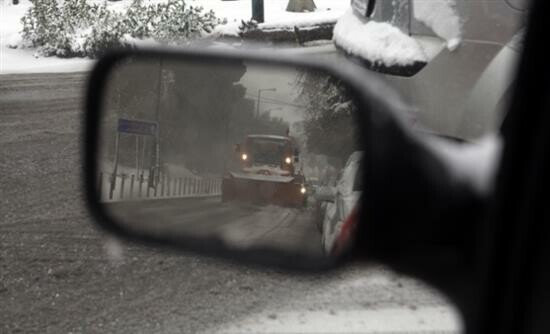 Εγκλωβισμένοι στο χιόνι οδηγοί στην εθνική οδό