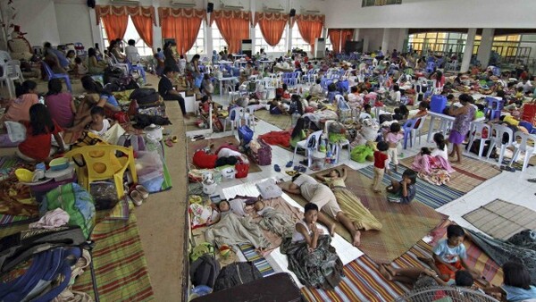 Φιλιππίνες: 600 χιλ. άνθρωποι εγκατέλειψαν τα σπίτια τους λόγω τυφώνα που "τρέχει" με 200 χλμ.