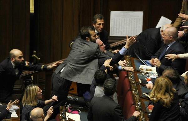 Χάος και μπουνιές στην ιταλική Βουλή