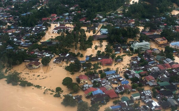 Η Μαλαισία αντιμέτωπη με τις χειρότερες πλημμύρες στην ιστορία της