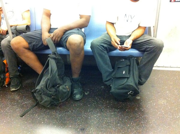 Πόλεμος στα ανοιχτά πόδια και τα σακίδια πλάτης στο μετρό
