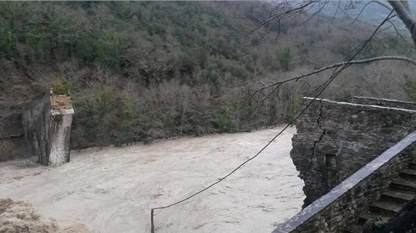 Δείτε το Γεφύρι της Πλάκας γκρεμισμένο (φωτό)