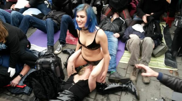 Εκατοντάδες διαδηλωτές για το πορνό και τις στάσεις που απαγορεύτηκαν στην Βρετανία