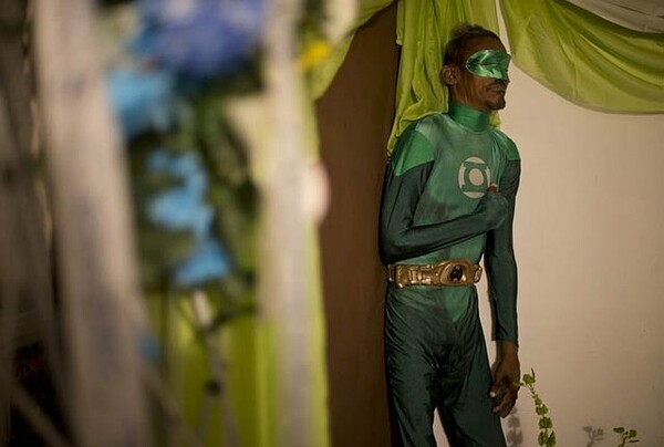 Αγρυπνία νεκρού άντρα ντυμένου ως Green Lantern