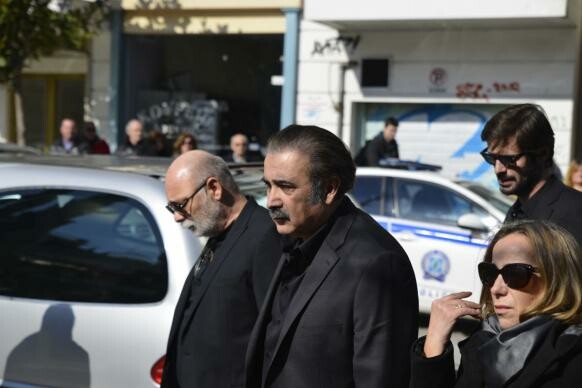 O Λάκης Λαζόπουλος στην εξόδιο ακολουθία της μητέρας του