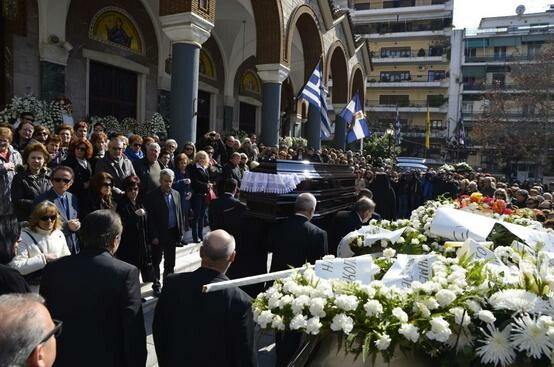 O Λάκης Λαζόπουλος στην εξόδιο ακολουθία της μητέρας του