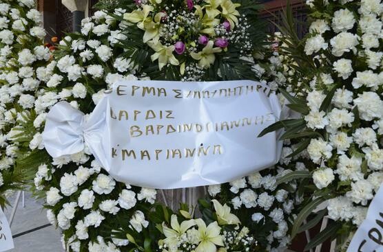 O Λάκης Λαζόπουλος στην εξόδιο ακολουθία της μητέρας του