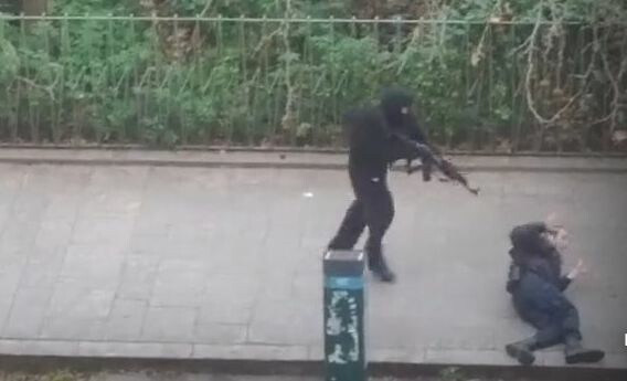 Κάμερα καταγράφει την σοκαριστική εν ψυχρώ εκτέλεση αστυνομικού από την επίθεση στο Παρίσι