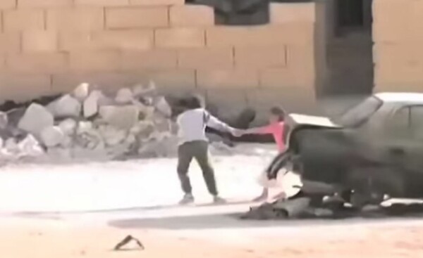 UPDATE: Ψεύτικο τελικά το βίντεο με το αγόρι που ρισκάρει τη ζωή του για να βοηθήσει ένα κορίτσι στη Συρία