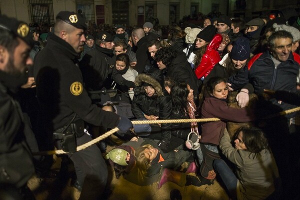 Στη δημοσιότητα σκληρές εικόνες από το φεστιβάλ με τον φλεγόμενο ταύρο