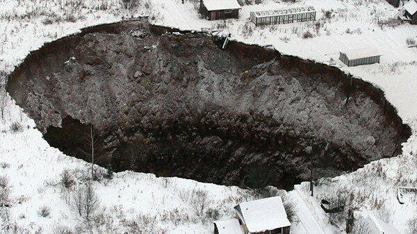 Aκόμη μια τεράστια τρύπα στο έδαφος της Ρωσίας