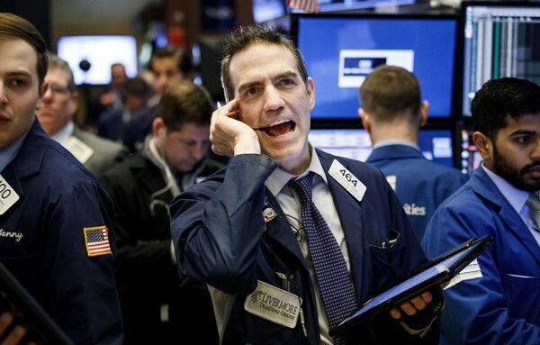 Νέα βουτιά της Wall Street - Κάτω από τις 24.000 μονάδες έκλεισε ο Dow Jones