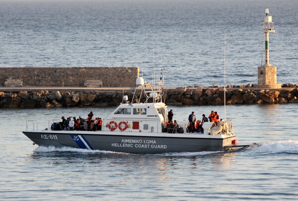 Γυναίκες και παιδιά ανάμεσα στους Τούρκους που αποβιβάστηκαν στις Οινούσσες και ζητούν πολιτικό άσυλο