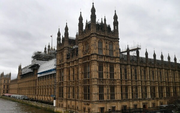 «Ύποπτο δέμα» ερευνούν αστυνομικοί στο κτίριο του βρετανικού κοινοβουλίου
