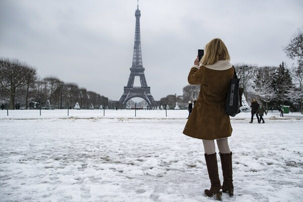 Κλειστός παραμένει ο Πύργος του Άιφελ εξαιτίας του χιονιά που πλήττει το Παρίσι