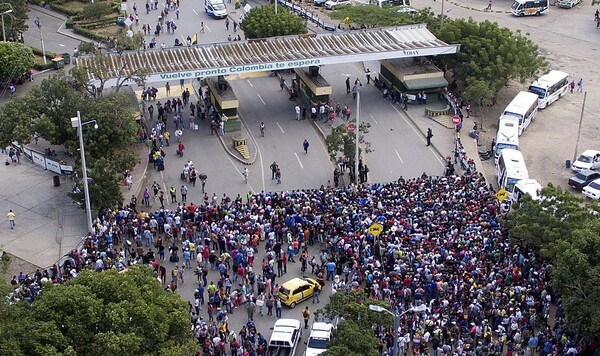 Χιλιάδες πολίτες της Βενεζουέλας σε απόγνωση στα σύνορα με την Κολομβία