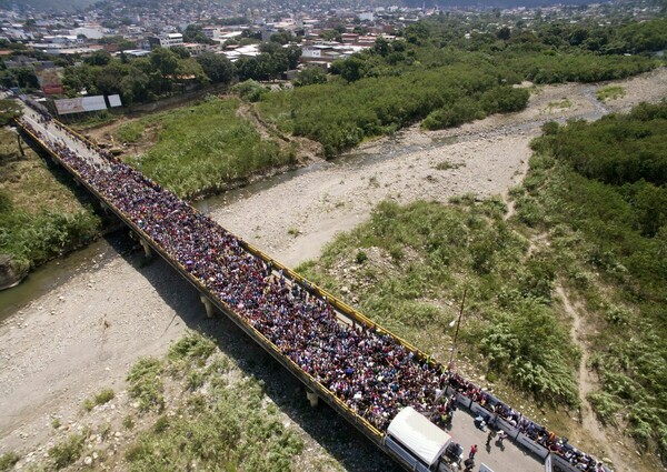 Χιλιάδες πολίτες της Βενεζουέλας σε απόγνωση στα σύνορα με την Κολομβία