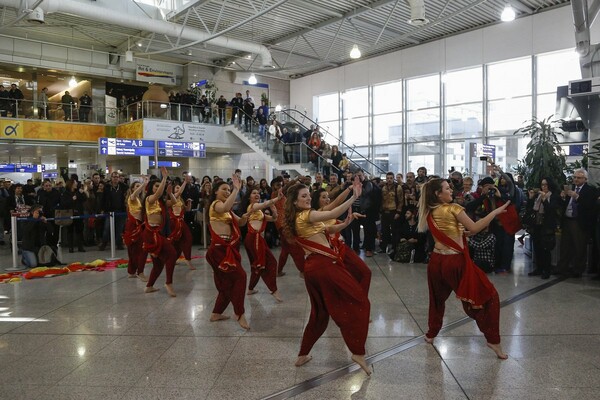 Ξαφνικά Bollywood στο Ελευθέριος Βενιζέλος - Η χορευτική έκπληξη στο αεροδρόμιο της Αθήνας