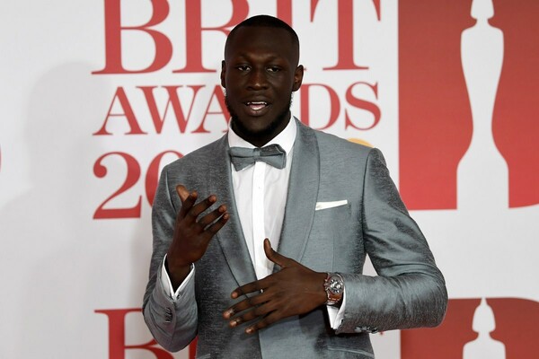 Ο Stormzy αποκάλεσε «εγκληματίες» την κυβέρνηση Μέι για την τραγωδία στον πύργο Γκρένφελ κι εκείνη του απάντησε