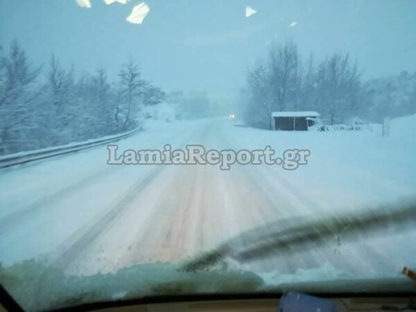 Δύσκολη νύχτα στον Δομοκό από την επέλαση του χιονιά - Προβλήματα και κλειστά σχολεία