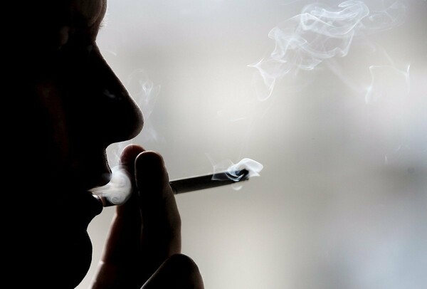 Μήνυση για «έκθεση σε κίνδυνο θανάτου» εναντίον τεσσάρων καπνοβιομηχανιών στη Γαλλία