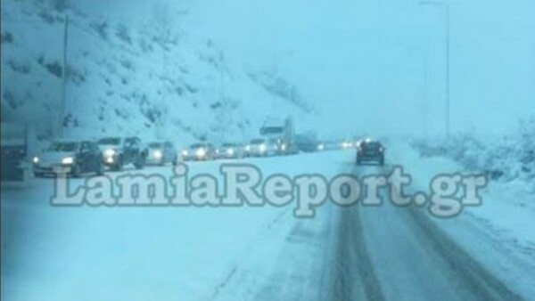 Δύσκολη νύχτα στον Δομοκό από την επέλαση του χιονιά - Προβλήματα και κλειστά σχολεία