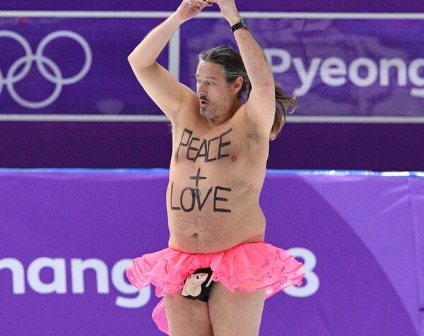 Εισέβαλε με ροζ φούστα στους αγώνες skate των Χειμερινών Ολυμπιακών Αγώνων