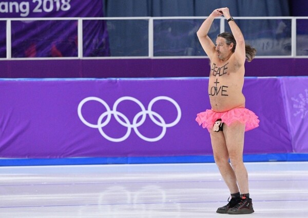 Εισέβαλε με ροζ φούστα στους αγώνες skate των Χειμερινών Ολυμπιακών Αγώνων