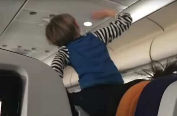 Ένα βίντεο με τρίχρονο αγόρι σε πτήση που έχει διχάσει το ίντερνετ