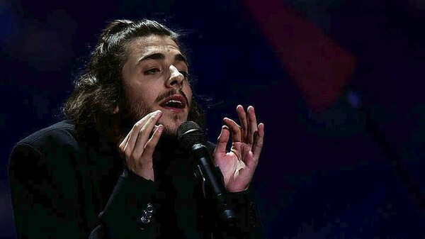 Ο Σαλβαντόρ Σομπράλ, ο νικητής της Eurovision, προσπαθεί να ξαναβρεί τη φωνή του