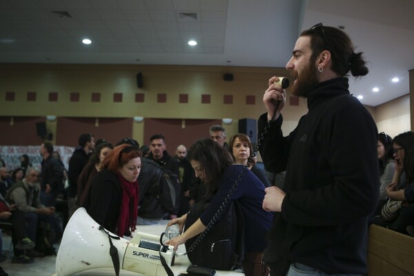Φοιτητές εισέβαλαν στο προαύλιο του υπουργείου Παιδείας