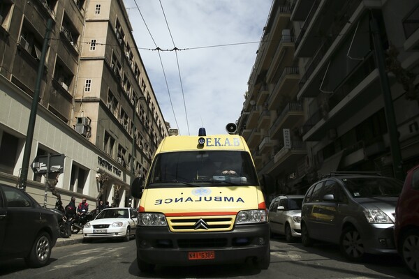 Έρευνα για τον θάνατο 43χρονου που πέθανε ενώ τοποθετούσε διαφημιστική πινακίδα