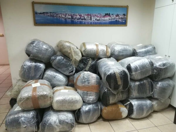 Συνελήφθη 42χρονος που μετέφερε 424 κιλά κάνναβης με σκάφος