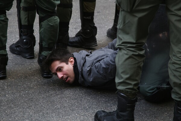 Δικογραφία από την Κρατική Ασφάλεια για τα επεισόδια έξω από συμβολαιογραφείο στο κέντρο της Αθήνας