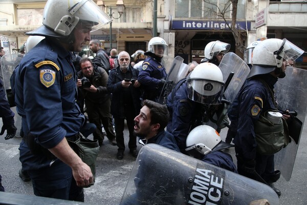 Οι «53» του ΣΥΡΙΖΑ κατά αστυνομίας και κυβέρνησης για τα επεισόδια στους πλειστηριασμούς
